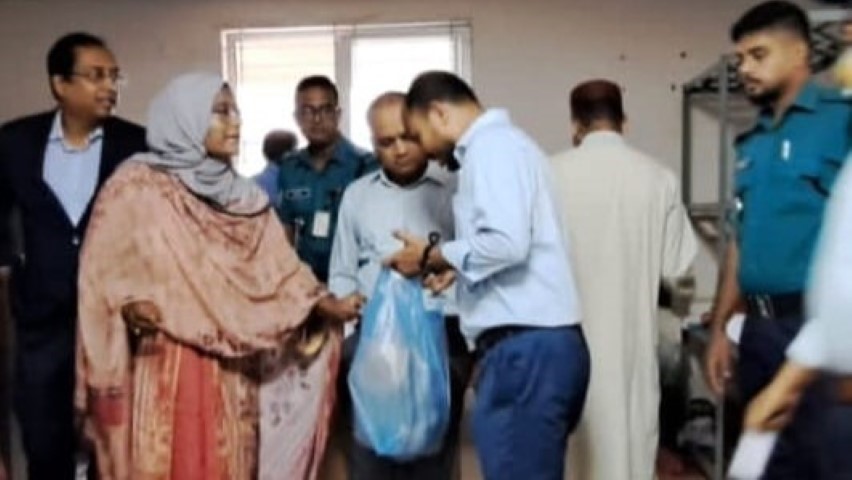 সচিবালয়ে একবার ব্যবহার্য প্লাস্টিক নিষিদ্ধে মনিটরিং টিমের অভিযান ও কাপড়ের ব্যাগ বিতরণ